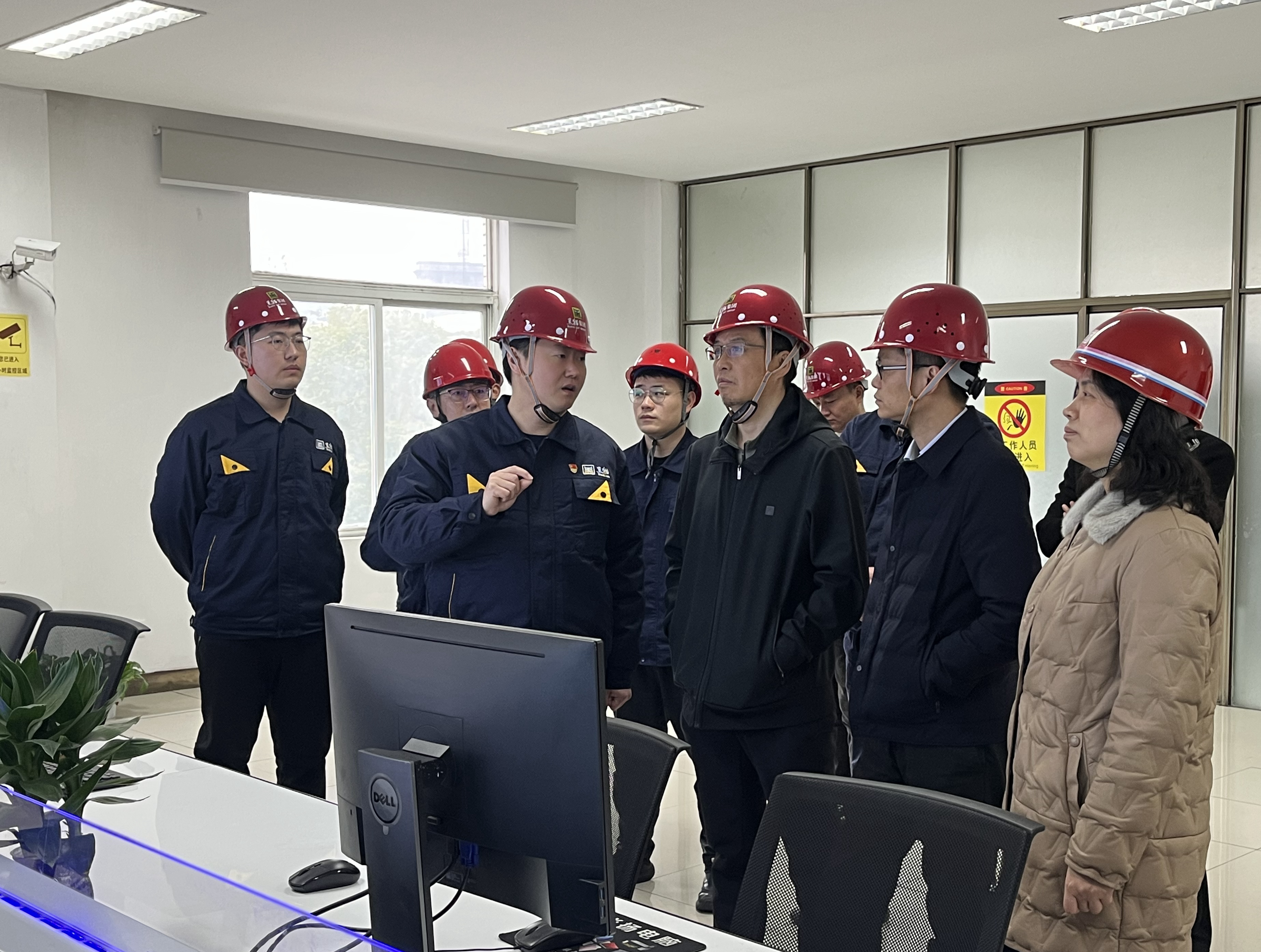 圖1 炭黑5、6號生產(chǎn)線調(diào)控室（集團(tuán)總部 彭佳敏攝）.jpg